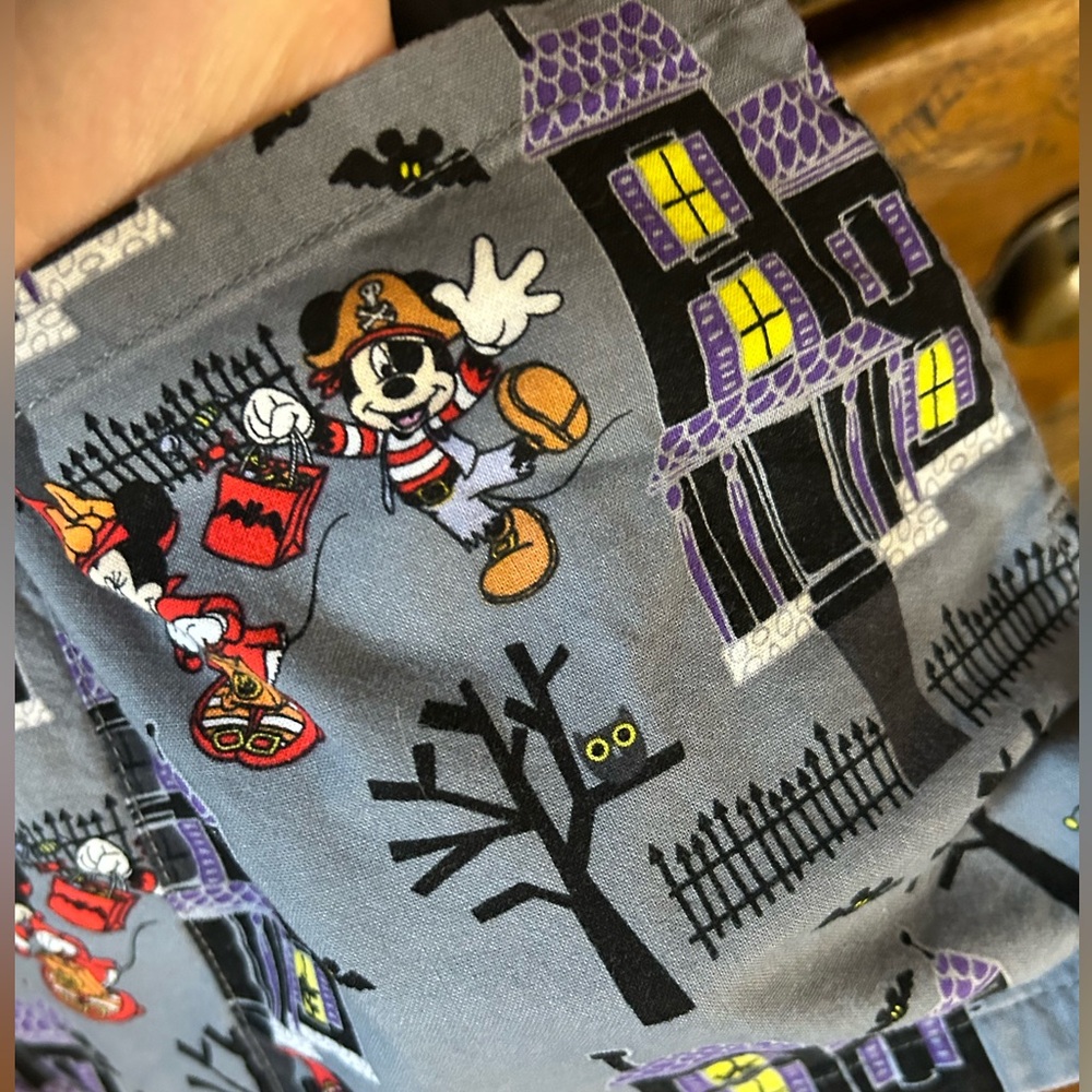 Disney scrub top size XS good condition branded by Disney very cute!